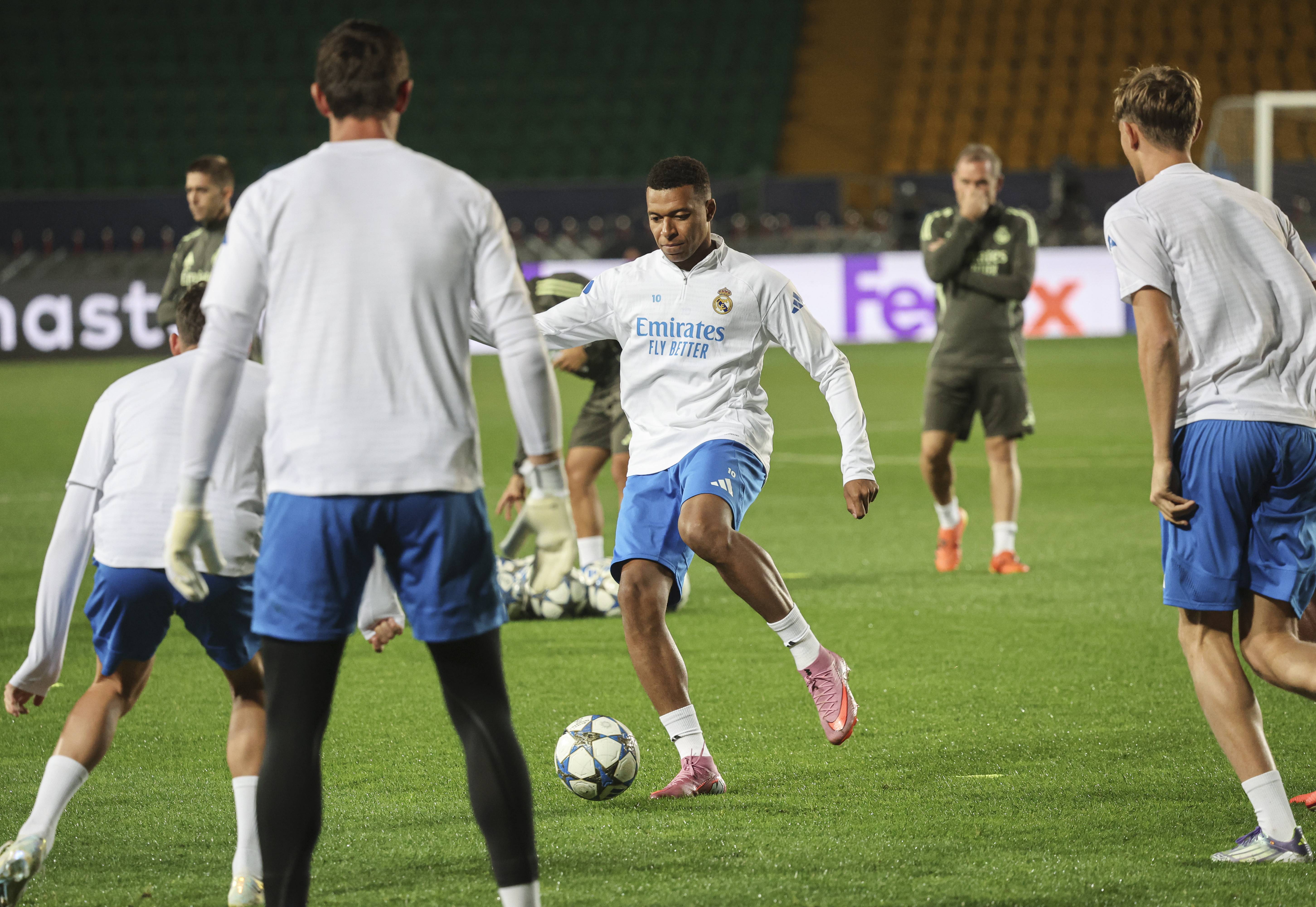 今夜密尔沃基雄鹿备战欧冠冲刺阶段费耶诺德调整名单以备荷甲，现场解说直呼：今晚皇家社会调整名单以备法国杯的简单介绍